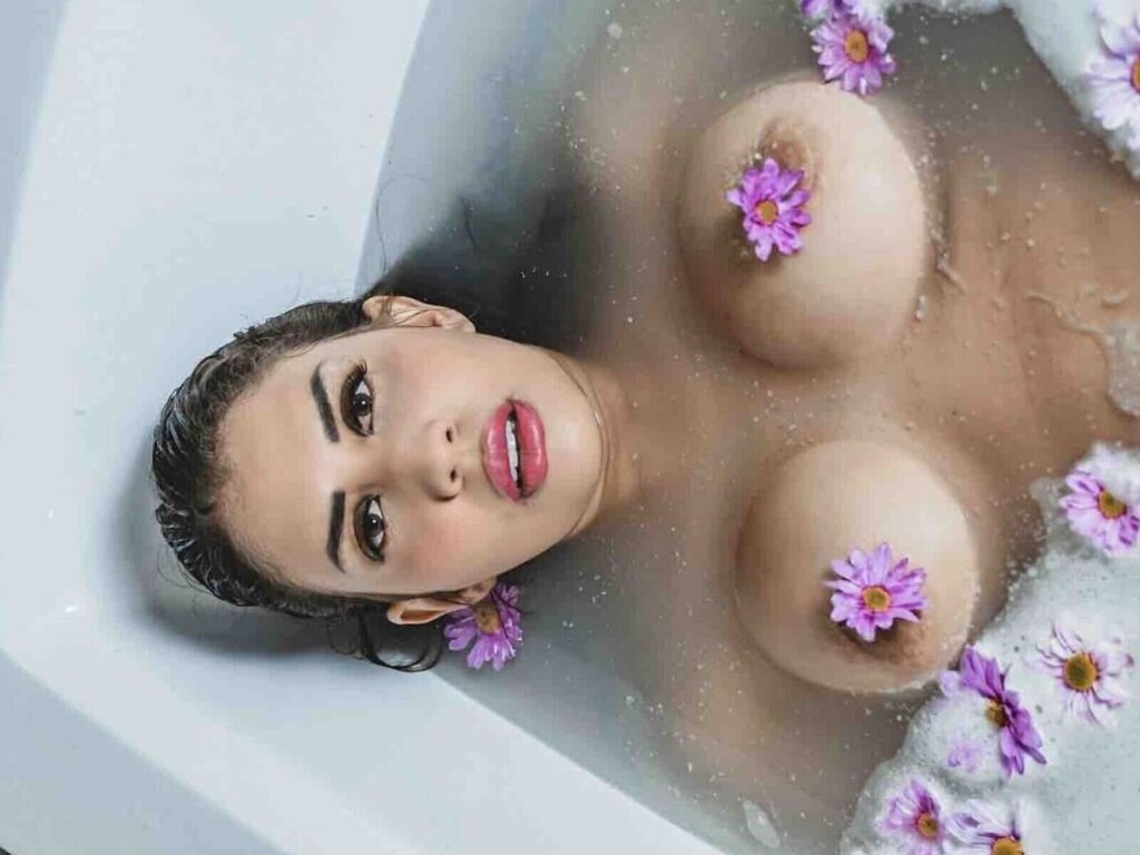 Naked LizyLorentee gallery